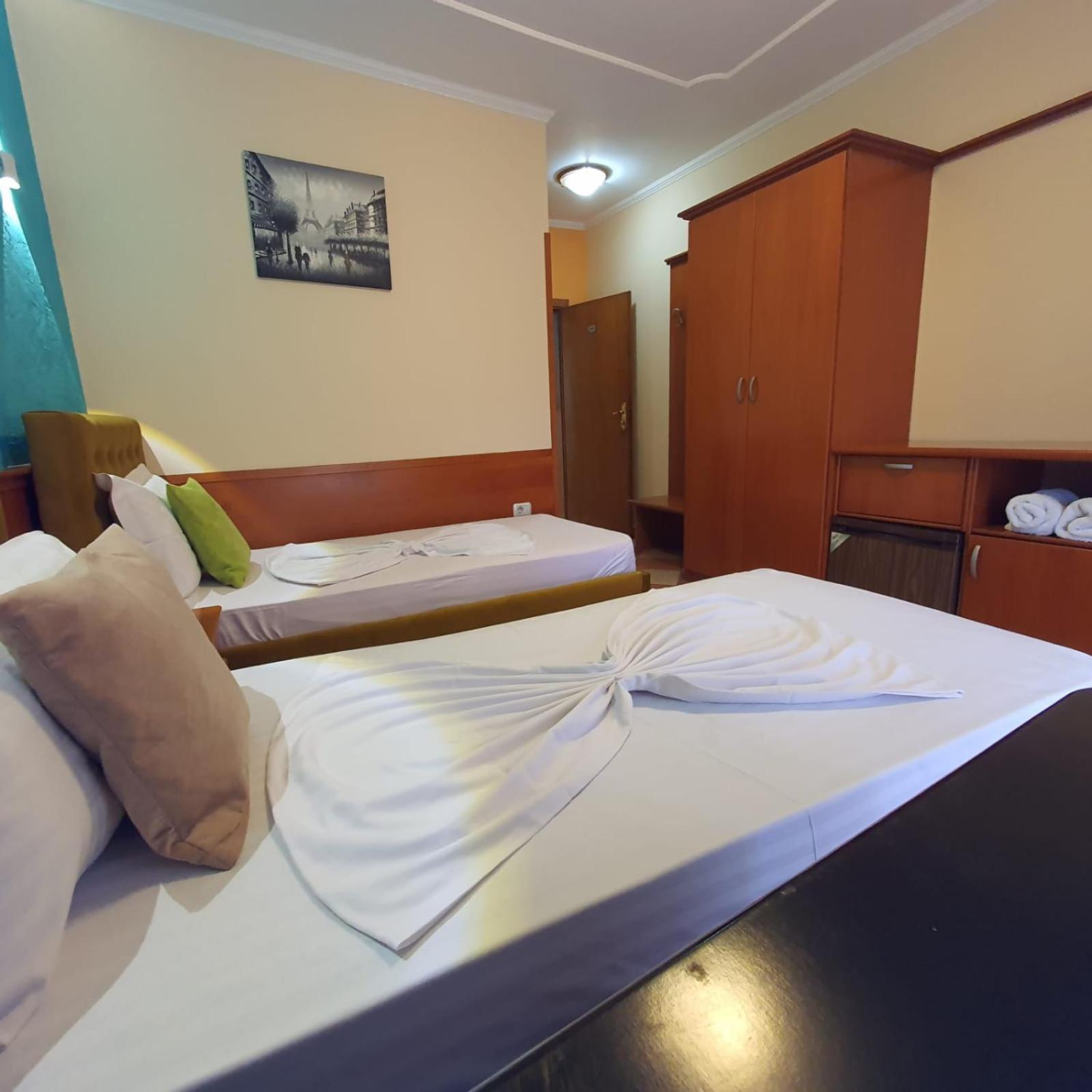 Quick Stop Hotel Tirana Esterno foto