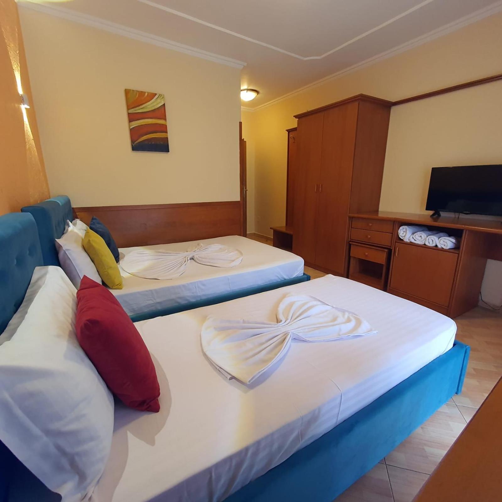 Quick Stop Hotel Tirana Esterno foto