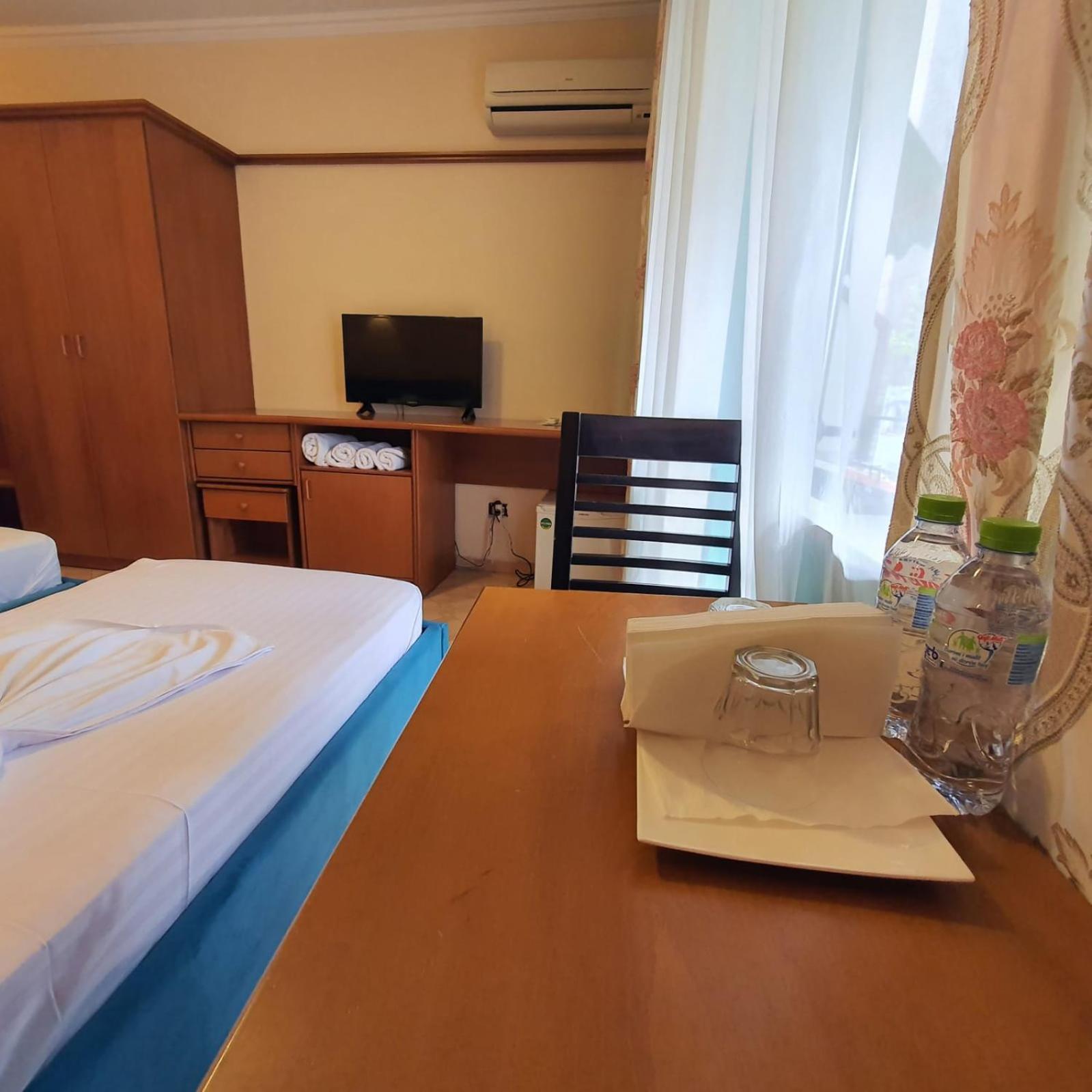 Quick Stop Hotel Tirana Esterno foto