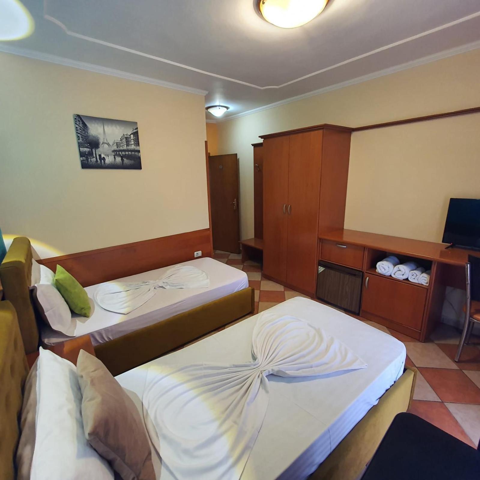 Quick Stop Hotel Tirana Esterno foto