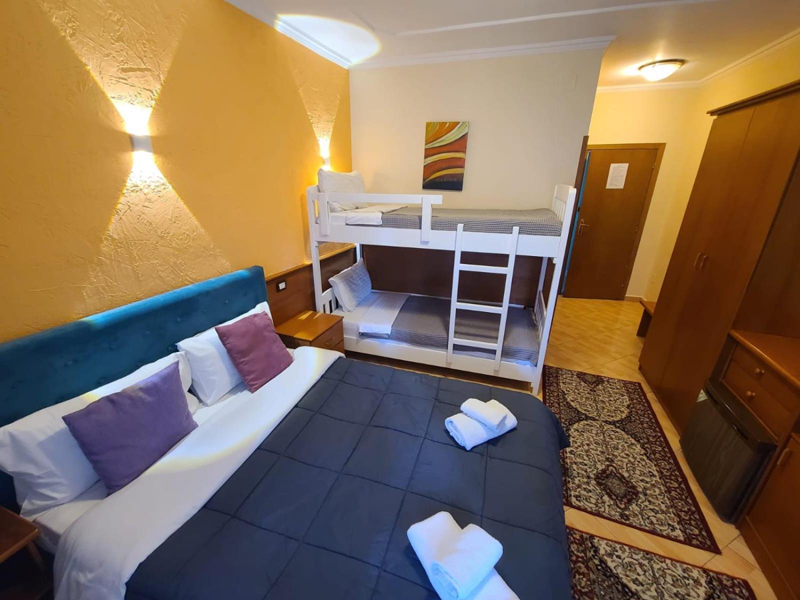 Quick Stop Hotel Tirana Esterno foto