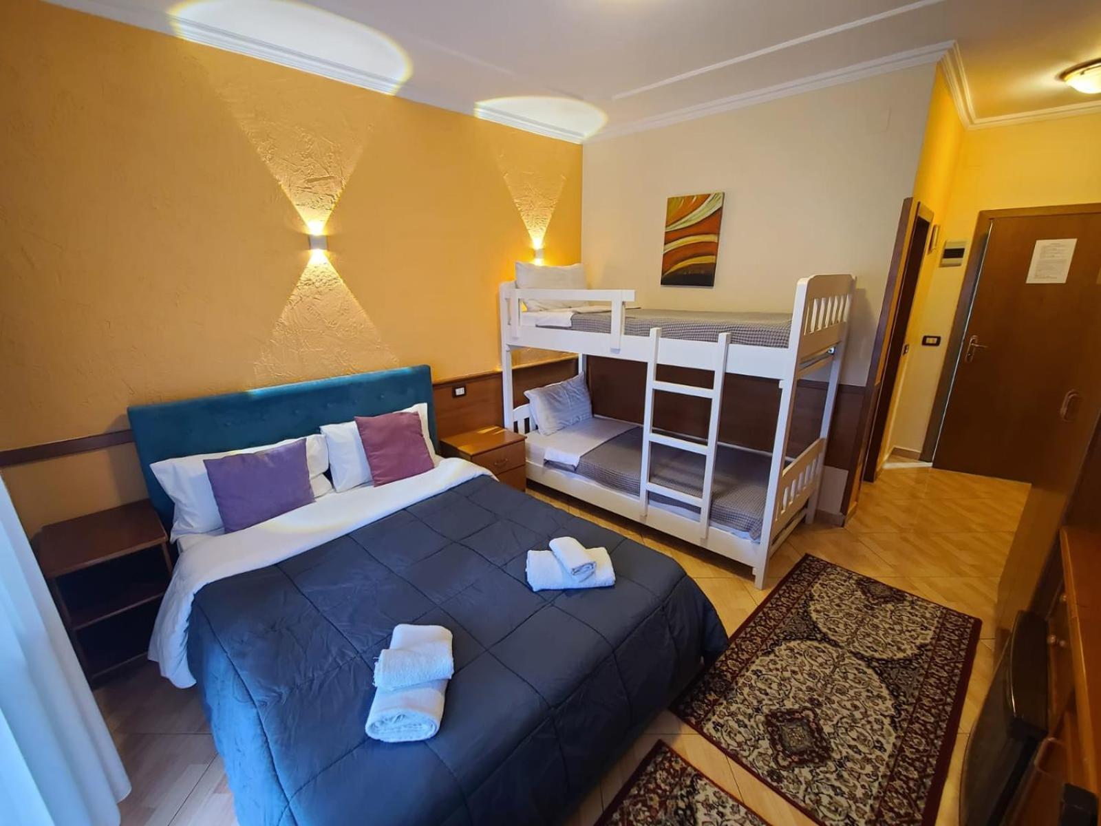Quick Stop Hotel Tirana Esterno foto