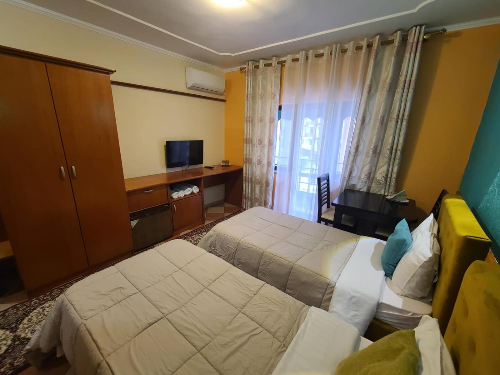 Quick Stop Hotel Tirana Esterno foto