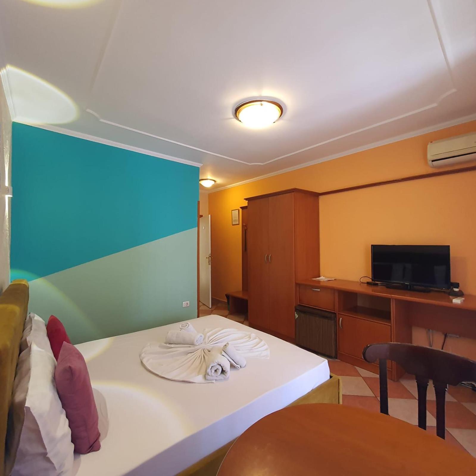 Quick Stop Hotel Tirana Esterno foto